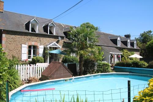une piscine devant une maison dans l'établissement Les Freuberts 24, à Landivy
