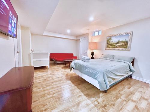 En eller flere senge i et værelse på Cozy Detached Home in Richmond Hill