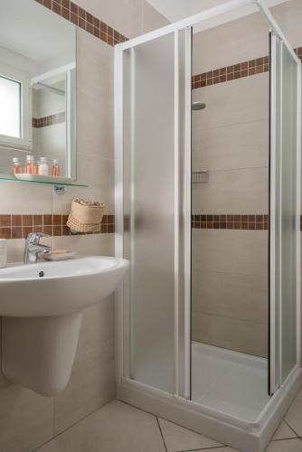 Un baño de Hotel Embassy