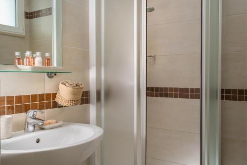 Un baño de Hotel Embassy