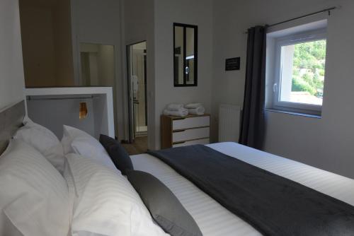 1 dormitorio con 1 cama grande y ventana en Gîte L'armu avec Spa Privé en Savas