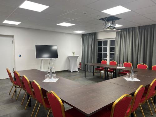 a conference room with a large wooden table and chairs at Landgasthof zur Burg Grenzau in Höhr-Grenzhausen