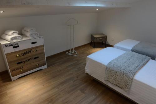 Un pat sau paturi într-o cameră la Gîte de Laphine avec Spa Privé