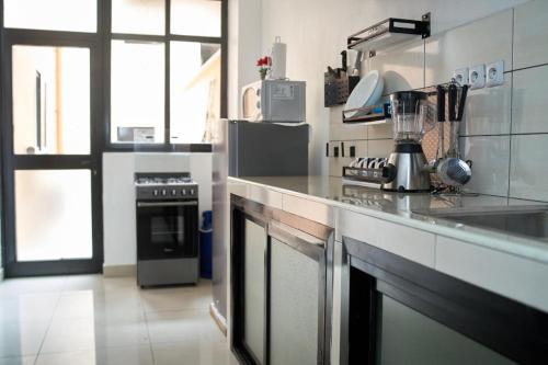 Кухня или мини-кухня в Appartement cosy blue bonapriso
