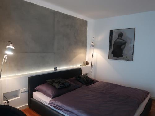 Michal apartment 125m2 city centre في براغ: غرفة نوم بسرير في غرفة
