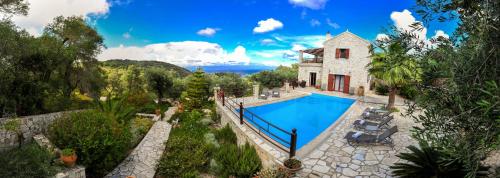 - Vistas al exterior de una casa con piscina en Villa Casa Bianca Purple Apartment, en Bogdanátika