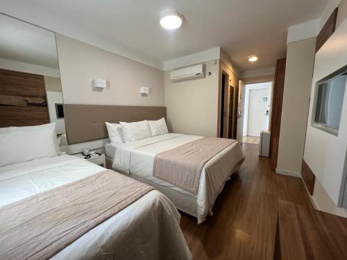 Habitación de hotel con 2 camas y ventana en Linhares Design Hotel, en Linhares
