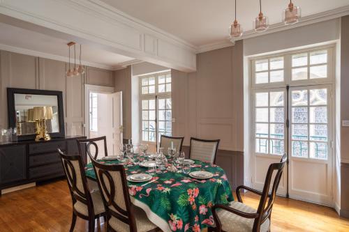 une salle à manger avec une table et des chaises dans l'établissement Le Majestueux - proche de la plage, à Saint-Malo
