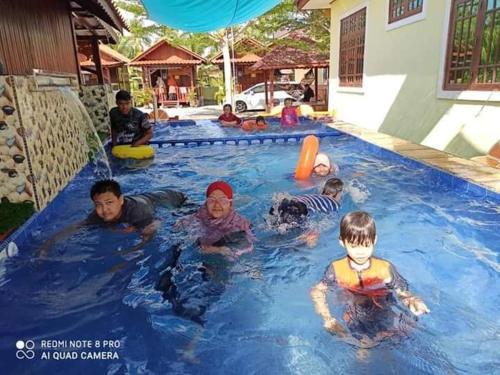 Kolam renang di atau dekat dengan Sobey Laris Homestay VILLA PCB