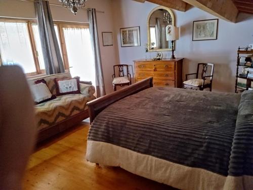 1 dormitorio con cama, tocador y espejo en Alloggio Alla Collina, en Arcugnano