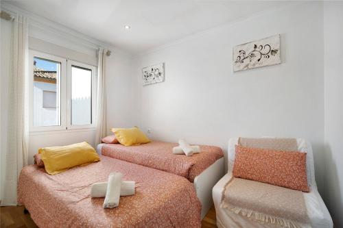 two beds in a room with two crosses on them at Villa Viruta in El Bosque