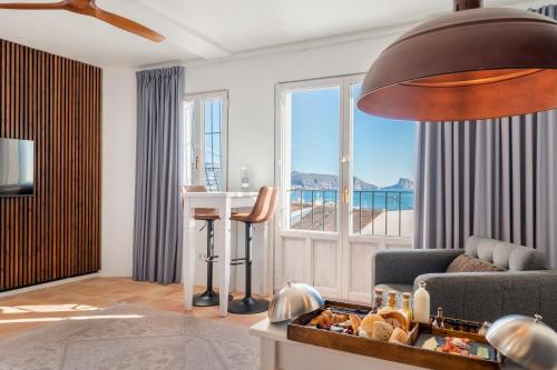 uma sala de estar com um sofá e uma mesa em Porta Nova Suites Altea - Adults Only em Altea