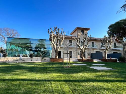 un bâtiment avec une cour arborée et une balançoire dans l'établissement La Maison Verchant, à Montpellier