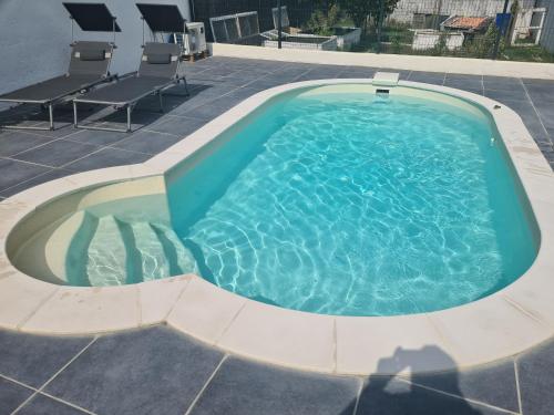 - une piscine au milieu d'un patio dans l'établissement Grand Studio Indépendant, au Château-dʼOléron