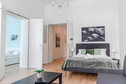 1 dormitorio con 1 cama y sala de estar en Modern 2BR Apt. Perfect for Long and Short Stays en Viena