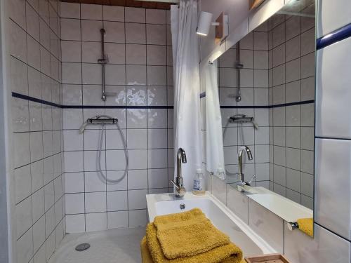 Ένα μπάνιο στο Chambres d'hôtes Le Gentil Home