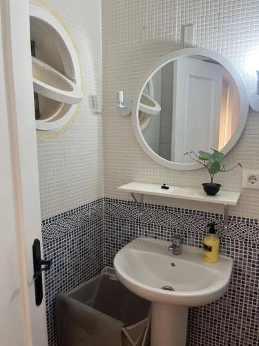 a bathroom with a sink and a mirror at Apartamento Veracruz in Rota