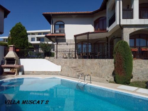 a swimming pool in front of a house at Къща за гости Мускат 2 in Aheloy