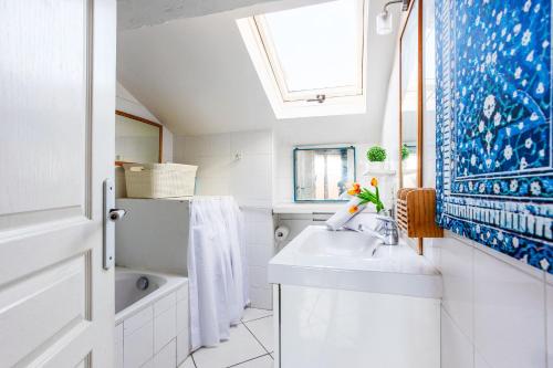 La salle de bains blanche est pourvue d'un lavabo et d'une fenêtre. dans l'établissement Le Mary Jane AP4335, à Villefranche-sur-Mer