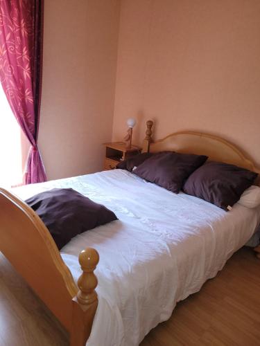 1 dormitorio con 1 cama con sábanas y almohadas blancas en Appartement 7 couchages en Salon-de-Provence