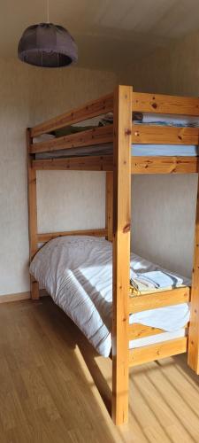 Litera de madera en una habitación en Appartement 7 couchages en Salon-de-Provence