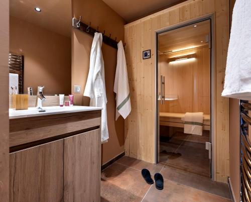 W łazience znajduje się umywalka i prysznic. w obiekcie Résidence Ynycio w mieście Tignes