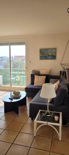 sala de estar con sofá y mesa en Appartement 7 couchages en Salon-de-Provence