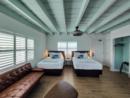 uma sala de estar com duas camas e um sofá em Tahitian Beach Resort em St. Pete Beach