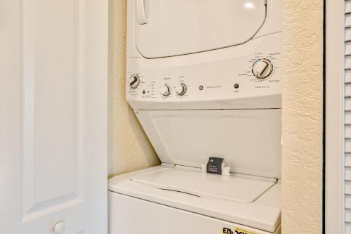 una lavadora y secadora blancas en una habitación en Latitude Adjustment, en St Pete Beach