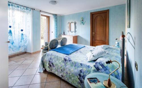 - une chambre avec un lit et une table dans l'établissement L'Angolo delle Peonie, à Cannobio