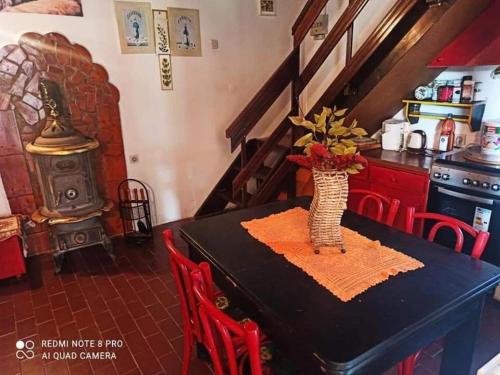 una cucina con tavolo e vaso di fiori di Holiday Home Zmaj a Zmajevac