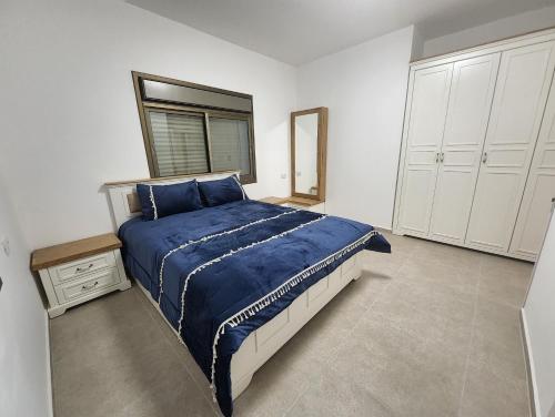 Un pat sau paturi într-o cameră la Garden apartments.