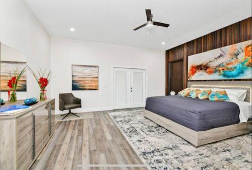 een slaapkamer met een groot bed en een bureau bij Orlando FL. te mereces lo mejor, esta magnifica villa in Orlando