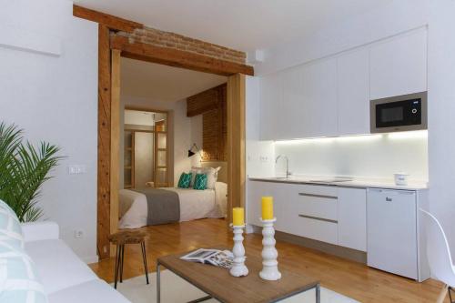 a kitchen and a living room with a bed at Apartamento en el centro la ciudad in Madrid