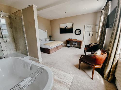 un bagno con vasca e una camera con letto di Verzon House a Ledbury