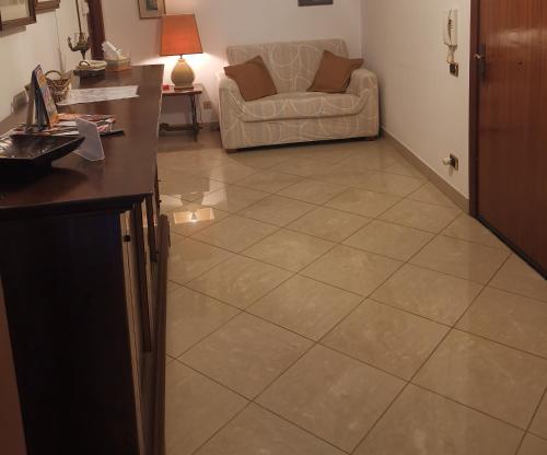 a living room with a tiled floor with a couch at Casa di Sissi in Venice