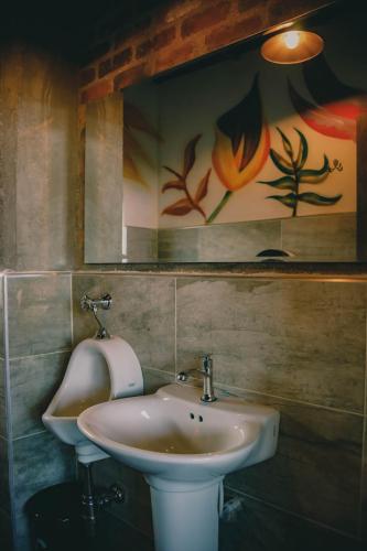 a bathroom with a sink and a mirror at Bunde Haus Hotel EXPRESS BOUTIQUE in Ibagué