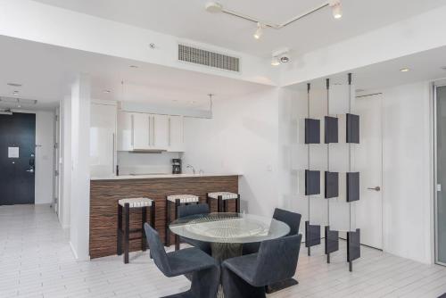 - une cuisine et une salle à manger avec une table et des chaises dans l'établissement Ocean View Residence at W South Beach -514, à Miami Beach