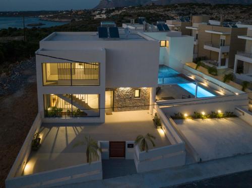 una vista aérea de una casa con piscina en Xenias Luxury Villas, en Kalathas