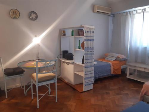 1 dormitorio con mesa, cama y escritorio en Departamernto centro ,Obelisco! en Buenos Aires