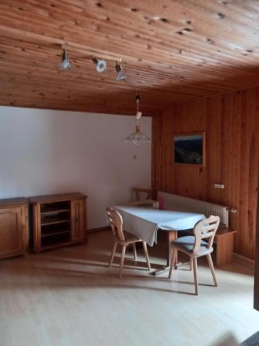 una sala da pranzo con tavolo e 2 sedie di Apartment Weintraube a Rohr im Gebirge