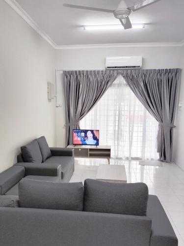 a living room with two couches and a large window at Gaya Homestay 3Bed 2Bath 12pax Taman Gaya JB 5min to Aeon&Ikea 高雅民宿 in Ulu Tiram