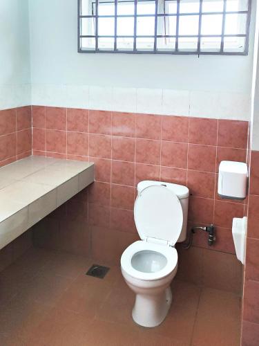 a bathroom with a toilet and a sink at Gaya Homestay 3Bed 2Bath 12pax Taman Gaya JB 5min to Aeon&Ikea 高雅民宿 in Ulu Tiram