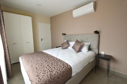 ein Schlafzimmer mit einem großen Bett und einem Fenster in der Unterkunft Beyaz Melek Apart Hotel in Antalya