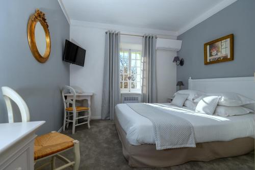 Postel nebo postele na pokoji v ubytování Demeures et Châteaux Hôtel L'Hermitage