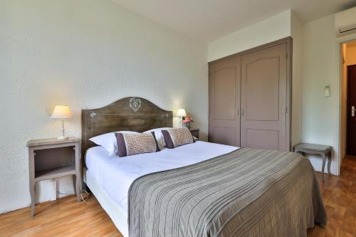Ένα ή περισσότερα κρεβάτια σε δωμάτιο στο Logis Hôtel Castel Mouisson
