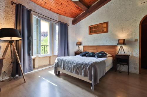 Ένα ή περισσότερα κρεβάτια σε δωμάτιο στο Logis Hôtel Castel Mouisson