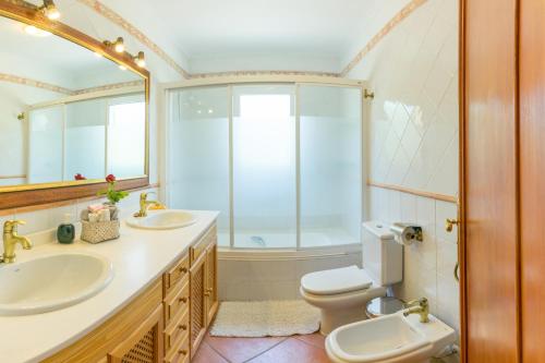 セルバにあるTabouのバスルーム(洗面台、トイレ、鏡付)