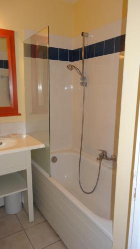 une salle de bain avec douche et lavabo dans l'établissement appartement 4 personnes face mer aux Sables d'Olonne, à Les Sables-dʼOlonne