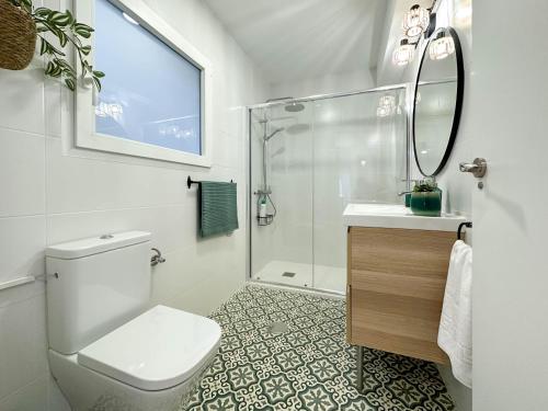 a bathroom with a shower and a toilet and a sink at Elegante apartamento a unos pasos de la Rambla. in Alicante